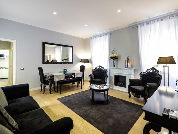 Appartement (2 Bedrooms) | Woonkamer | Flatscreentelevisie
