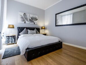Appartement (2 Bedrooms) | 2 chambres, couette en duvet, fer et planche Ă repasser