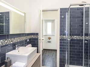 Appartement (2 Bedrooms) | Badkamer | Een douche, gratis toiletartikelen, een haardroger, een bidet