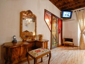 Apartment (2 Bedrooms) | Wohnzimmer | Fernseher