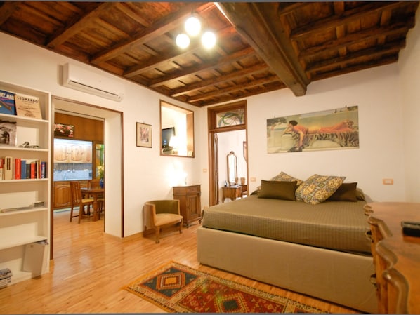 Apartment (2 Bedrooms) | Wohnzimmer | Fernseher