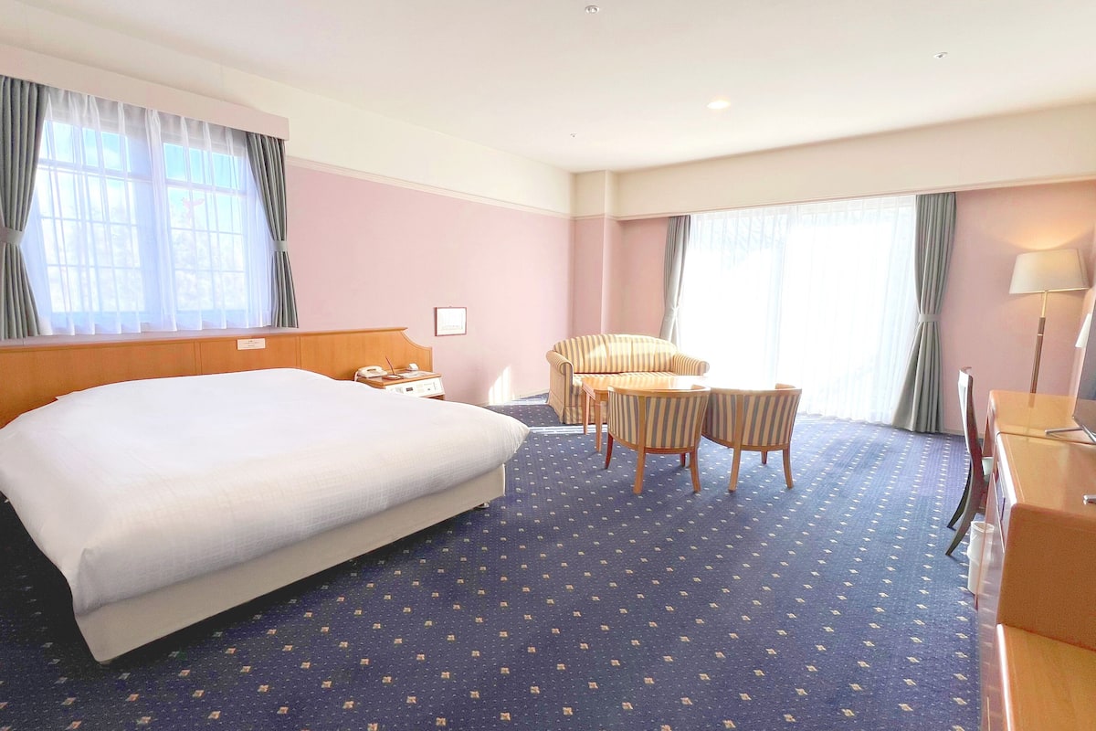 deluxe king room, non smoking | 1 bedroom, in-room safe, desk, iron/ironing board