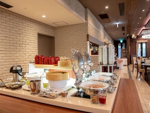 A buffet setup with various food containers and utensils. - Hotel Floracion Nasu (Nasu)