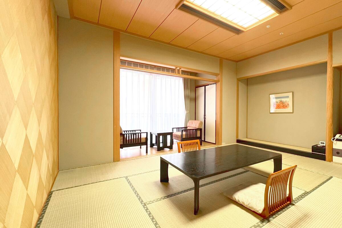 Tradisjonelt rom, røyk (Japanese Style) | Safe på rommet, skrivebord, blendingsgardiner og strykejern/-brett