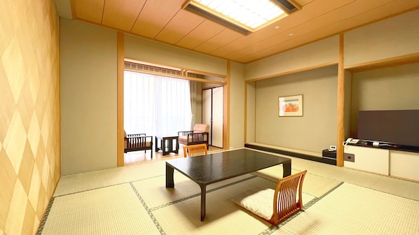 Tradisjonelt rom, røyk (Japanese Style) | Safe på rommet, skrivebord, blendingsgardiner og strykejern/-brett