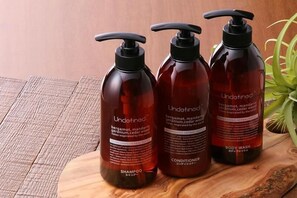 Secadora de cabello, pantuflas, bidet electrónico, toallas 