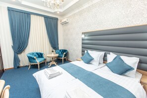 Deluxe kamer, 1 twee- of 2 eenpersoonsbedden | Luxe beddengoed, donsdekens, een minibar, een kluis op de kamer