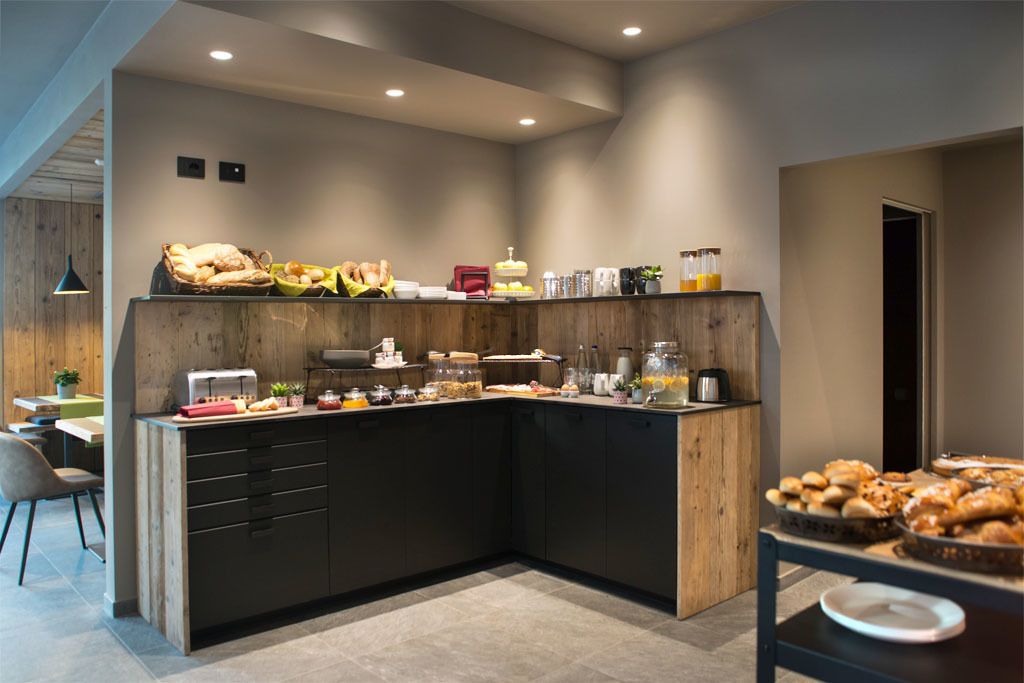 free daily full breakfast