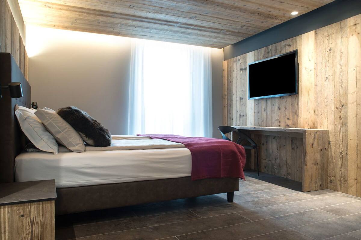 Minibar, desk, soundproofing, free WiFi