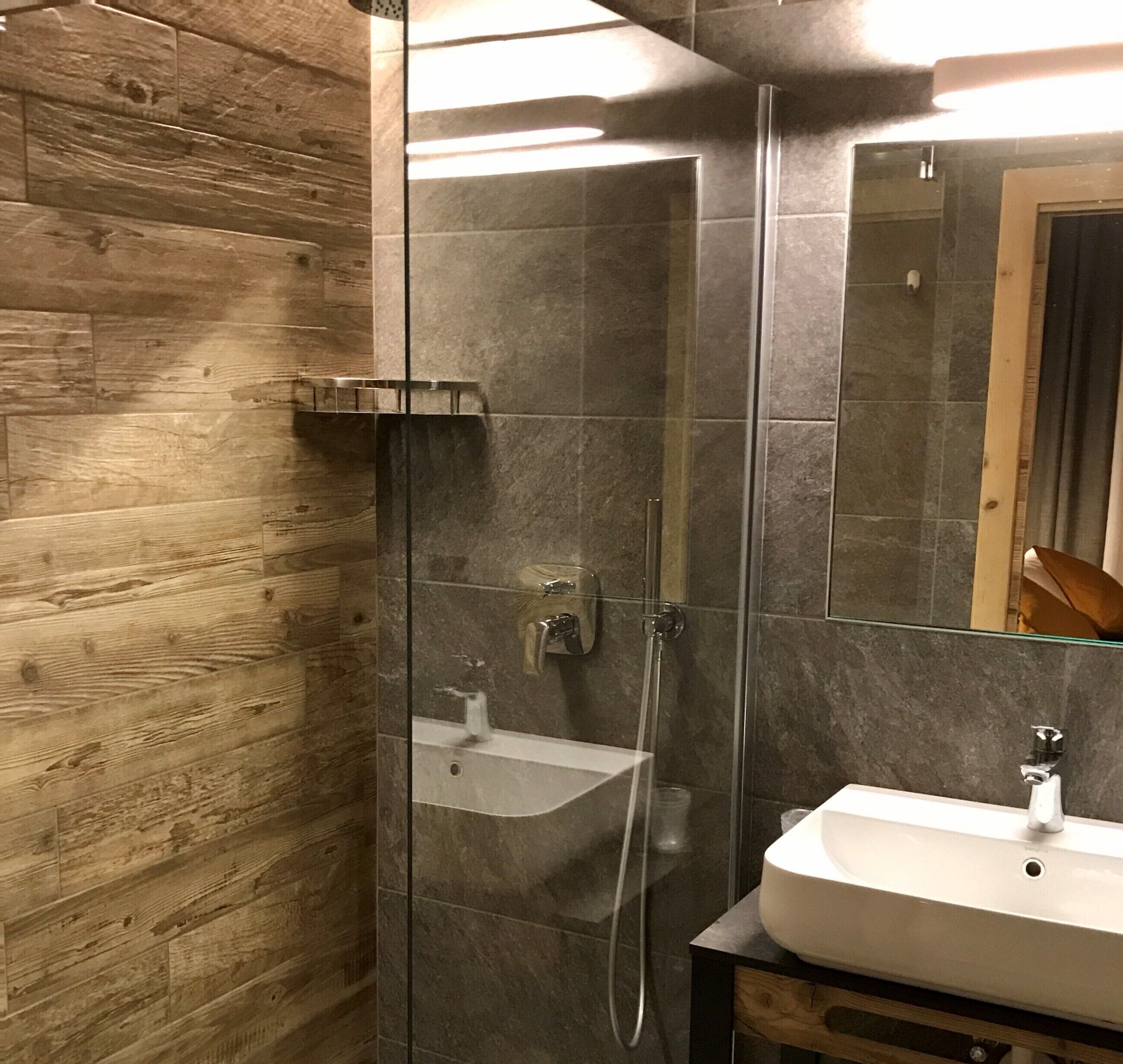 comfort apartment, 1 bedroom, balcony | bathroom shower