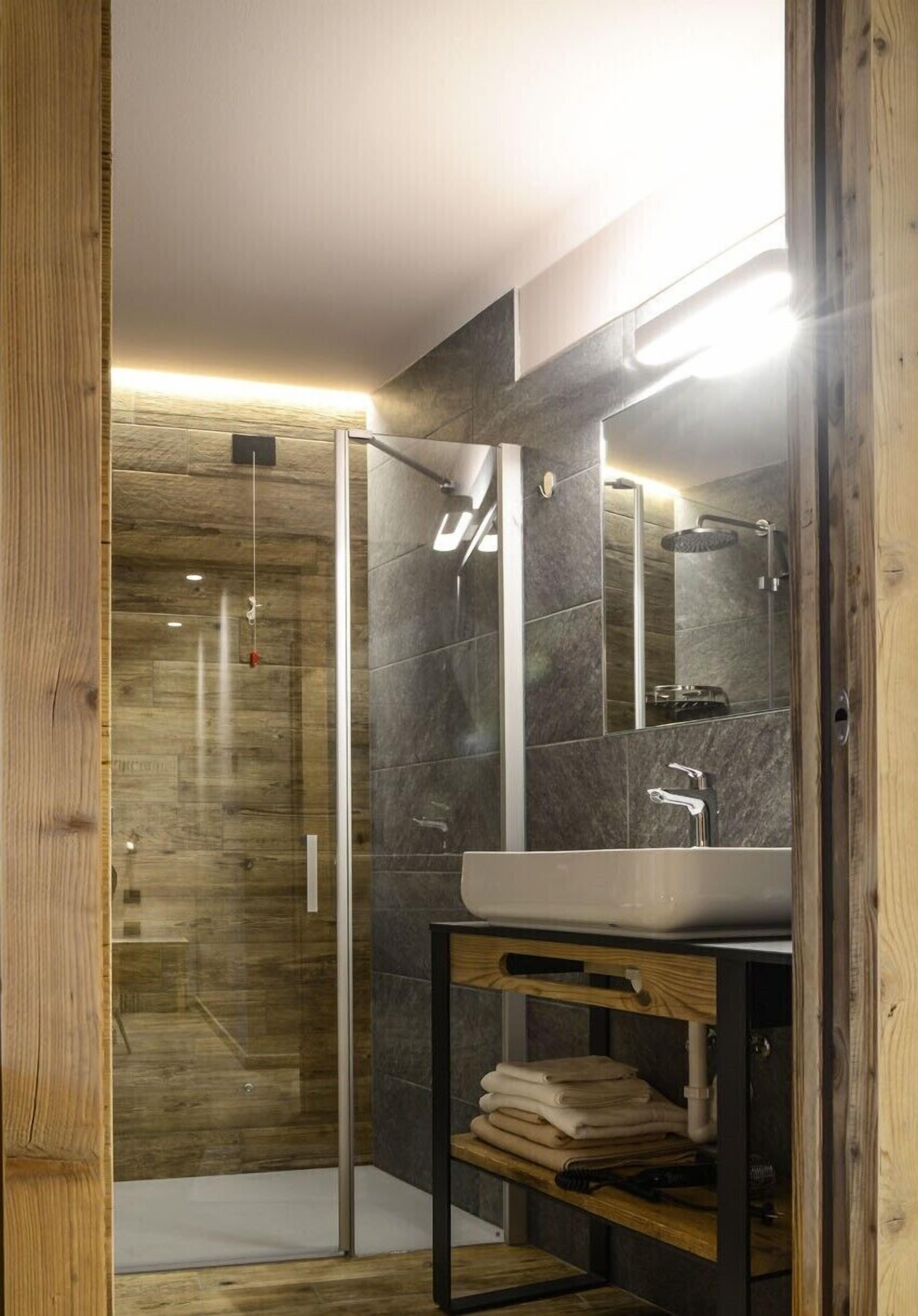 classic double or twin room, balcony | bathroom | shower, free toiletries, hair dryer, bidet