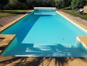 Una piscina al aire libre de temporada