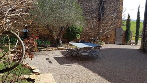 Courtyard - La Maison Des Charmes (Ternand)