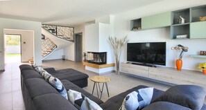 Smart-TV, Kamin, Tischfußball, Tischtennisplatte