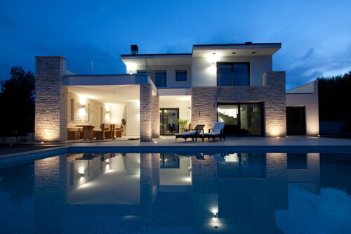 Neue wunderbar Villa Marlera mit Meerblick und Infinity-Pool