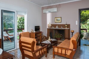 Duplex | Living area | Flat-screen TV
