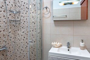 Duplex | Bathroom | Shower, hair dryer, towels, shampoo