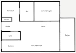 A hotel layout with a balcony, a dining area, a kitchen, a WC, an entrance, a SDB, and two coin boxes.