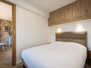 2 bedrooms, bed sheets - 3* Apartment, sleeps 6, pets allowed, garage, mountain view (La Clusaz)