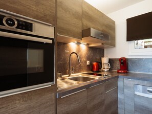 Réfrigérateur, micro-ondes, lave-vaisselle, cafetière/bouilloire