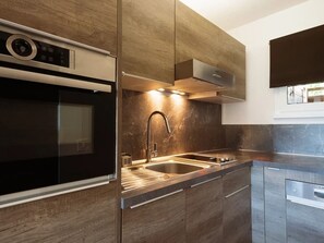 Geladeira, micro-ondas, lava-louças, cafeteira/chaleira