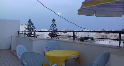 vuokra avoimelle, melko hyvin varusteltu huoneisto Mahdian turistialueella