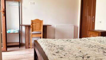 Triple Room, Garden View | Individually furnished, soundproofing, iron/ironing board, free WiFi