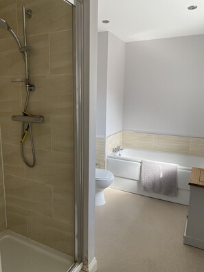 Apartment | Bathroom shower - Pretty Properties - 30 Chaldron Court (Darlington)