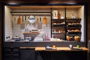 Daily buffet breakfast for a fee - Moxy Paris Charles de Gaulle Airport (Roissy-en-France)