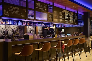 Bar (trong khuôn viên)