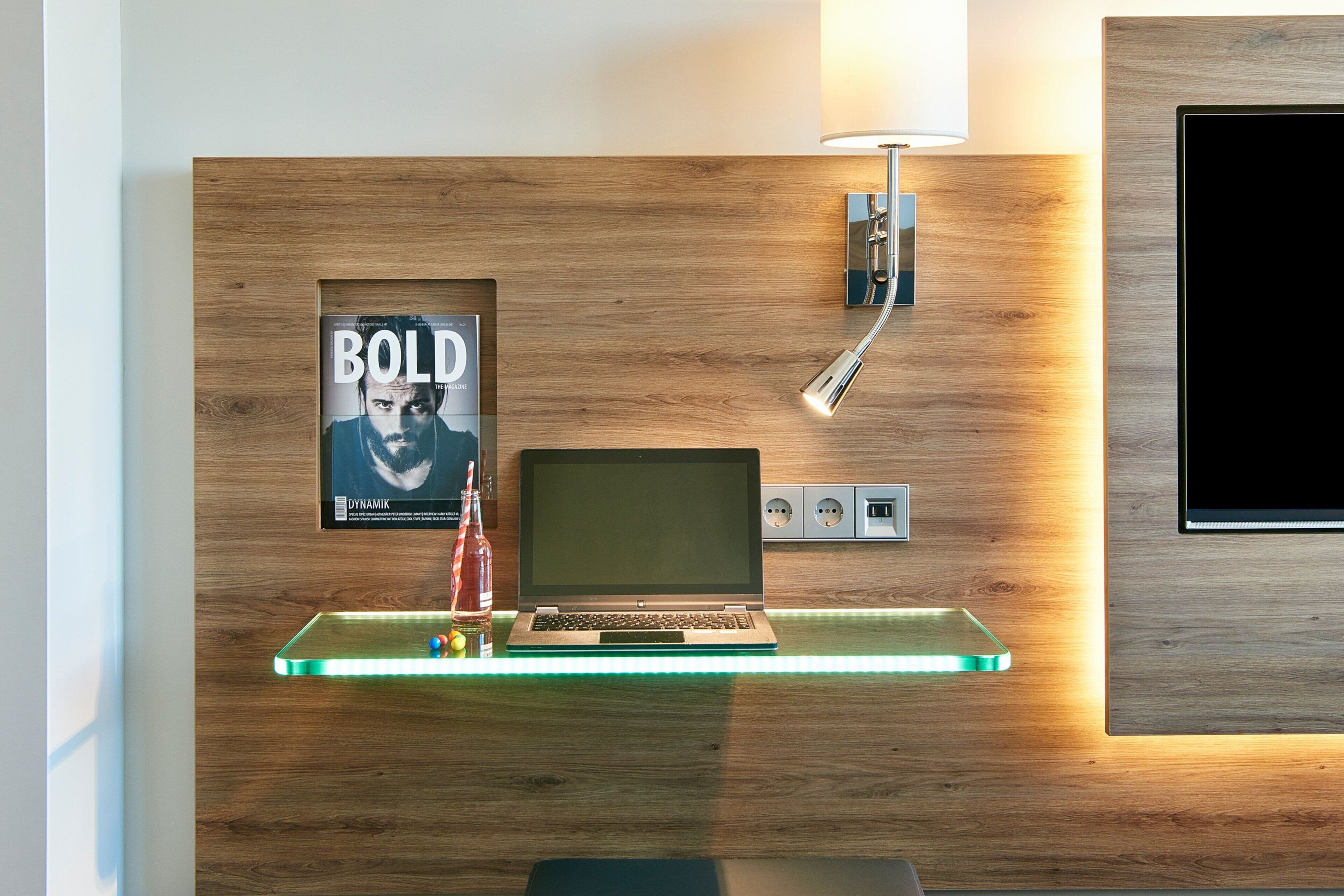 room, 1 queen bed, non smoking | laptop workspace, soundproofing, free wifi, bed sheets