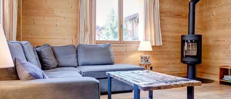 Flatskjerm-TV og peis