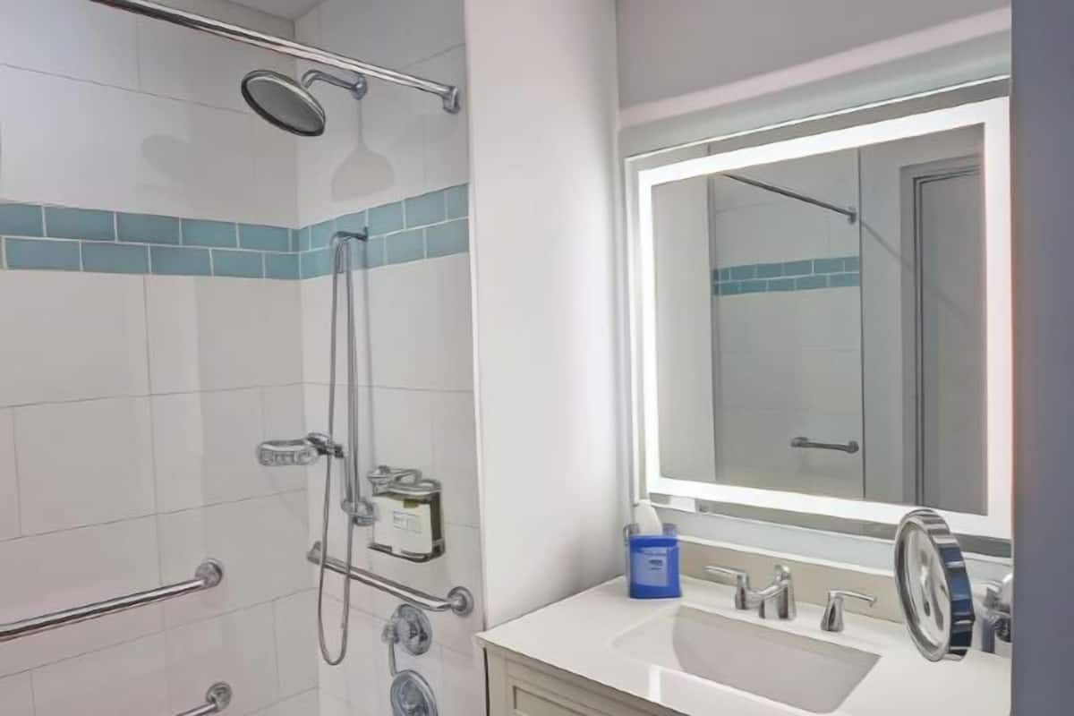 Salle de bain | Articles de toilette de luxe, sèche-cheveux, peignoirs, chaussons