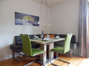 Familie appartement | Woonruimte | Een 45-cm flatscreentelevisie met satellietzenders en een lcd-televisie