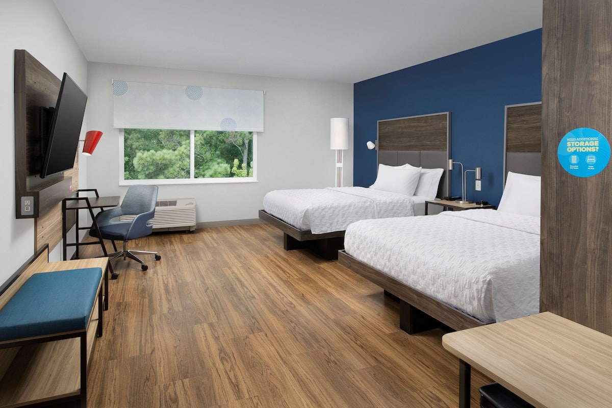 desk, laptop workspace, free wifi, bed sheets