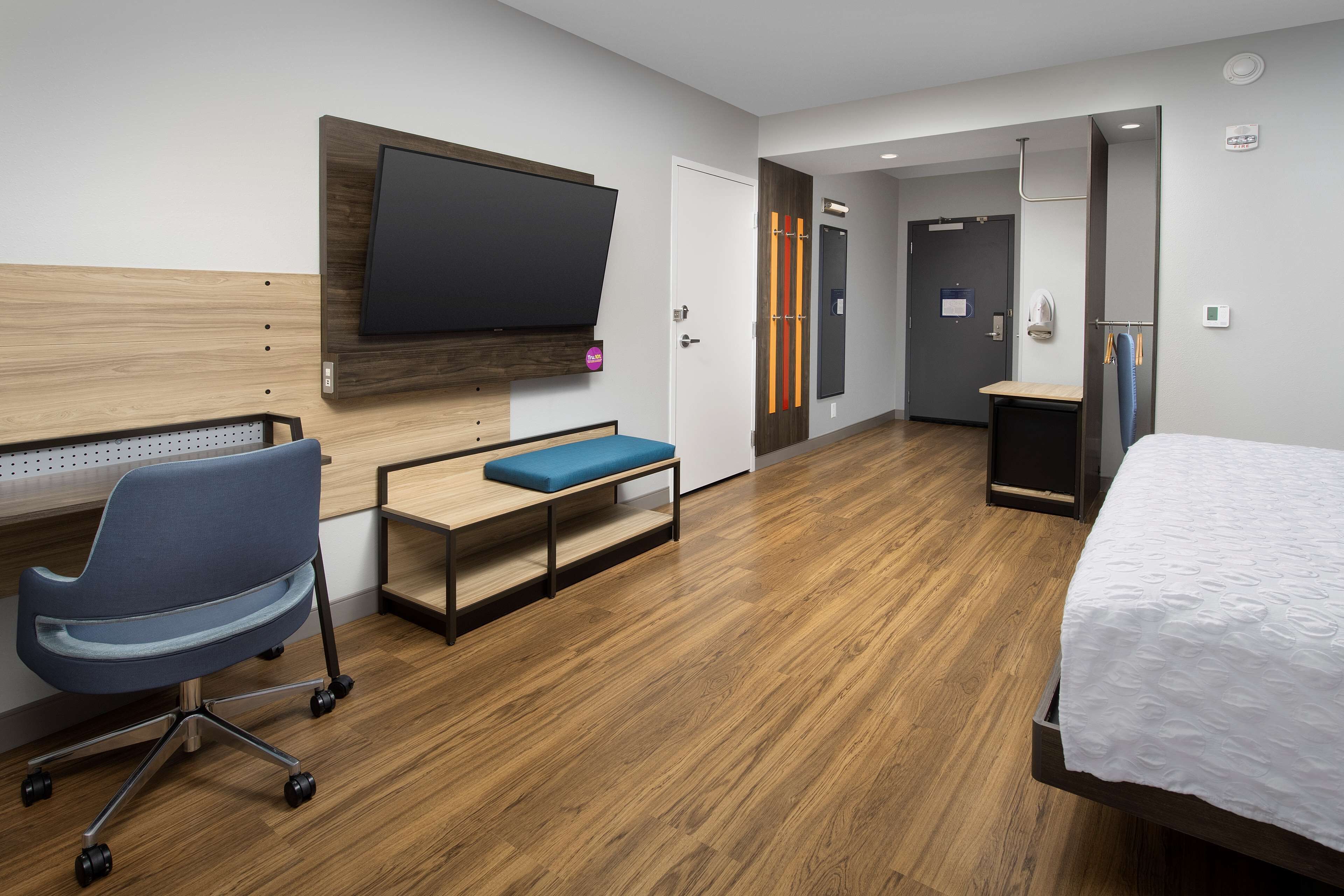 room, 1 king bed, accessible (roll-in shower) | desk, laptop workspace, free wifi, bed sheets