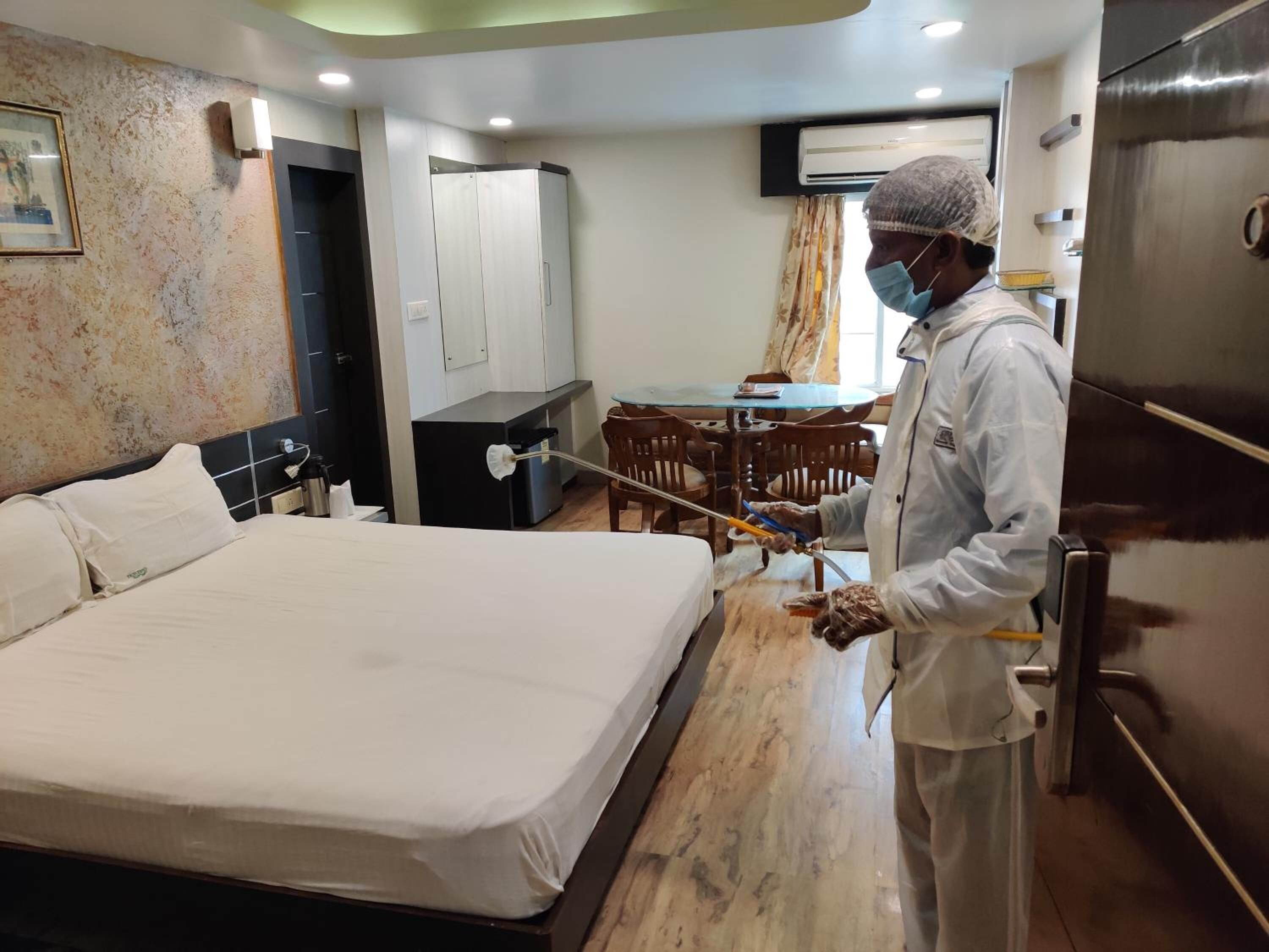 Premium bedding, in-room safe, desk, laptop workspace