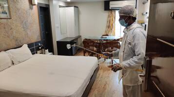 Premium bedding, in-room safe, desk, laptop workspace