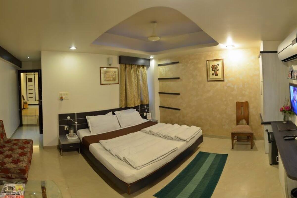 Premium bedding, in-room safe, desk, laptop workspace