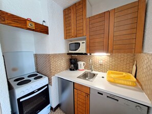 Coffee/tea maker, fridge, microwave, oven
