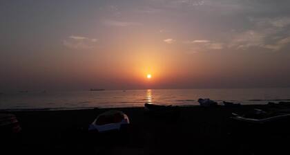 Luftiger kleiner Hügel, nur 500 m vom schönen Strand entfernt.