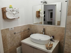 Shower, free toiletries, hair dryer, bidet - B&B Ninfa (Caserta)
