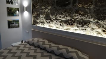 Deluxe kamer | Een kluis op de kamer, een bureau, verduisterende gordijnen, gratis wifi