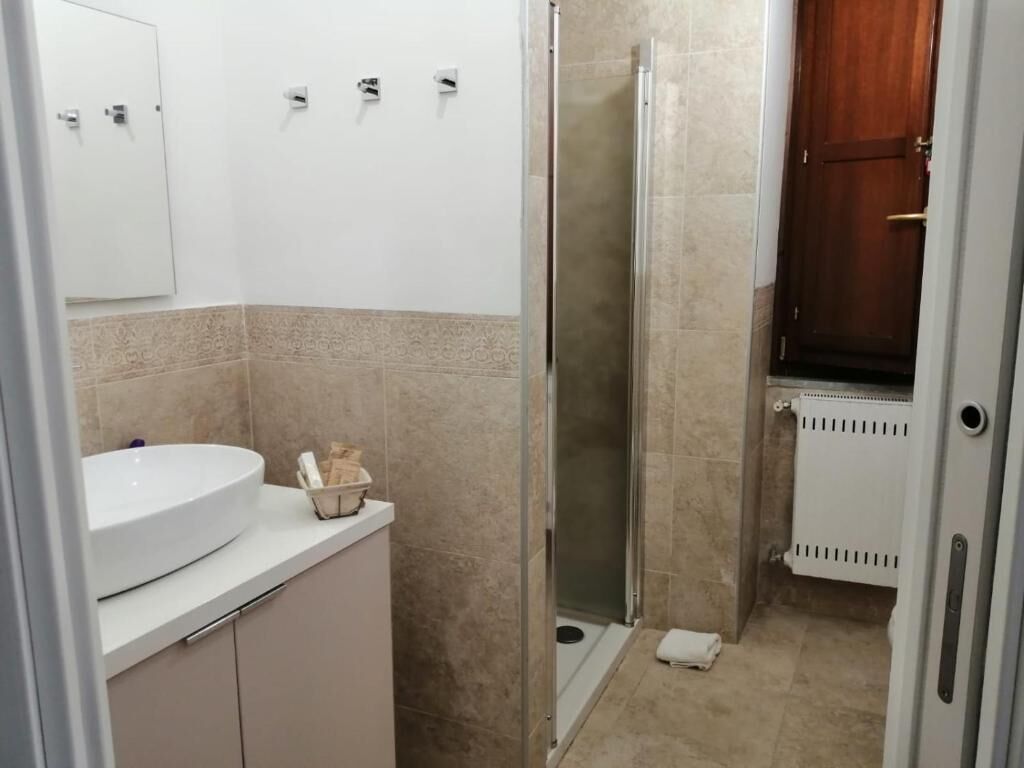 Douche, articles de toilette gratuits, sèche-cheveux, bidet