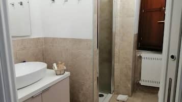 Douche, articles de toilette gratuits, sĂšche-cheveux, bidet