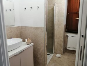 Dusche, kostenlose Toilettenartikel, Haartrockner, Bidet