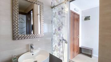 Standard Room | Bathroom | Shower, hair dryer, slippers, towels