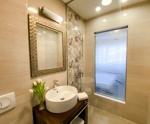 Pancuran mandi, pengering rambut, selipar, tuala disediakan 