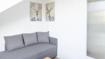 Dachgeschoss-Apartment (inkl. 75€ Endreinigungsgebühr) | Wohnzimmer | Fernseher