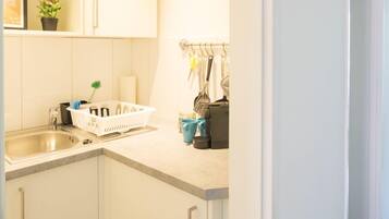 Dachgeschoss-Apartment (inkl. 75€ Endreinigungsgebühr) | Eigene Kochnische | Kühlschrank, Ofen, Herdplatte, Wasserkocher mit Kaffee-/Teezubehör